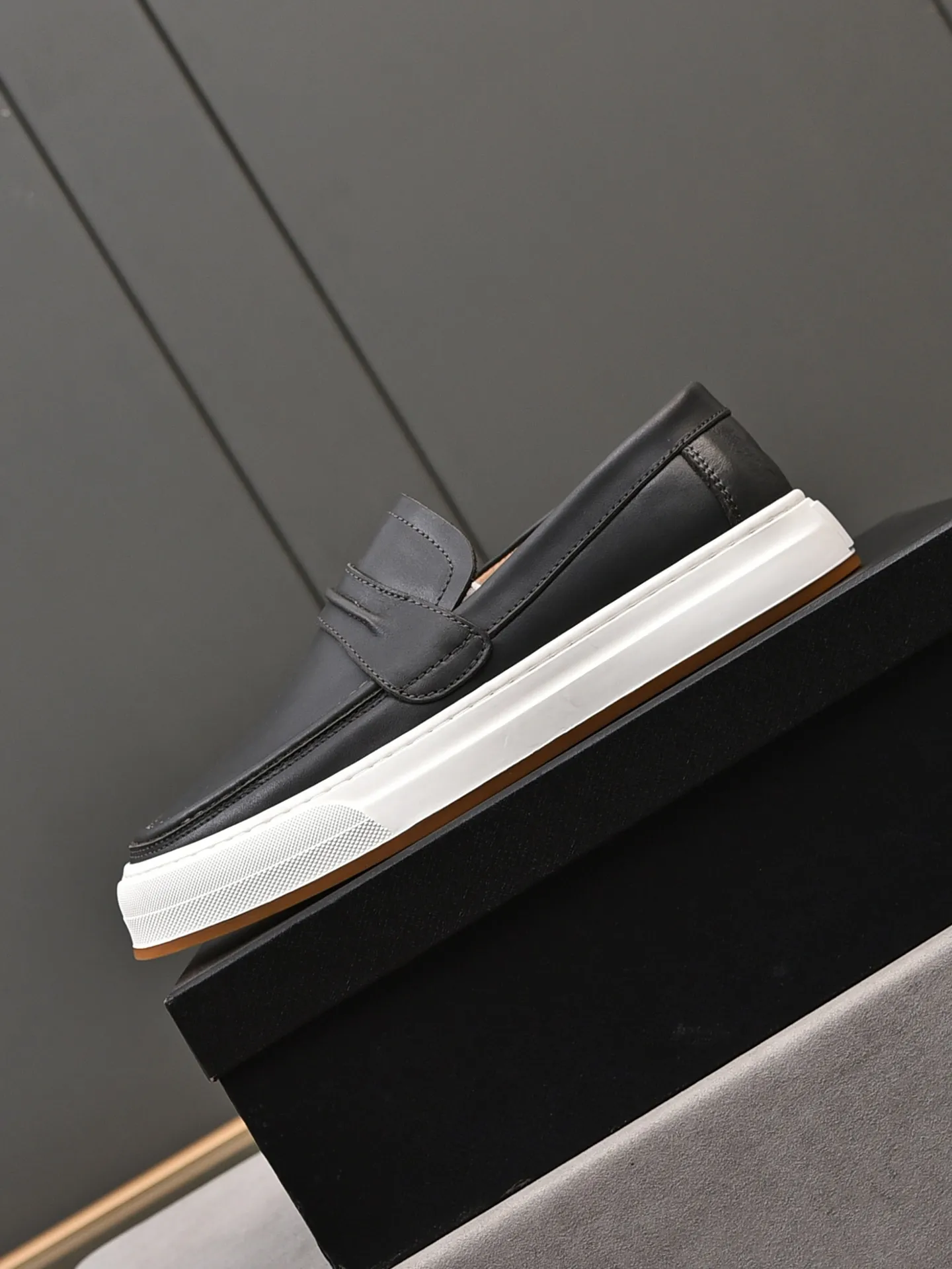 👟👟👟Men's Men's Shoes💰P440 [Top Cowhide]🆕🔥New Updates🔥👟PRADA (Prada) new products are released, imported soft cowhide, fashionable to allow air to penetrate the entire shoe, Niu B's shoes [strong] bring an extremely comfortable and breathable feeling! Beautiful inside and out! Exquisite workmanship, top-grade cowhide material, 😌Size: 38~44, single color choice.